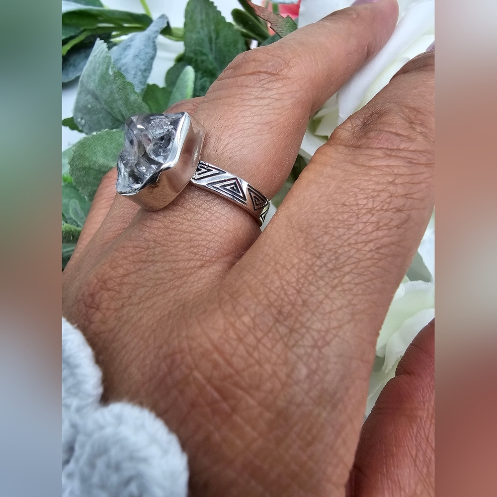 🥰 EMPOWERED RING - Picture 5 of 12